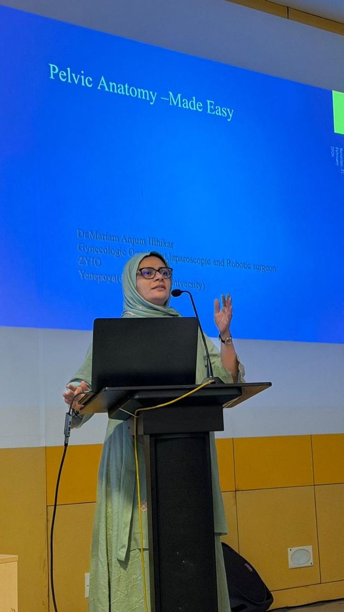 Dr. Mariam Anjum delivering talk on Pelvic Anatomy Made Easy at podium
